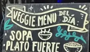 Pizarra «Veggie menú del día» con sopa y plato fuerte (foto de marzo de 2025).